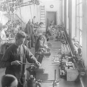 Anfertigung der Einzelteile in der Mechanikerwerkstatt : Technikgeschichte | Technologie | Optische Industrie | Mikroskope | Emil Busch AG Rathenow