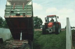 Fotografie: Ein- und Auslagerungstechnik, Walzen, Flachsilo, Fahrsilo, Systemtraktor, Zweiachsanhänger