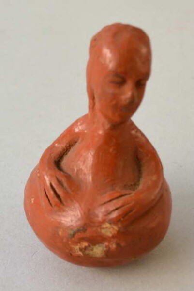 Figurine féminine en argile