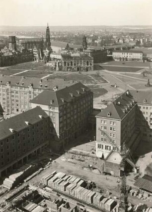 Dresden-Altstadt. Blick vom Rathausturm nach Nordwesten über Neubauten (Rückansichten) an der Wilsdruffer Straße gegen Augustusbrücke, Ruinen von Schloss, Hofkirche und Ständehaus
