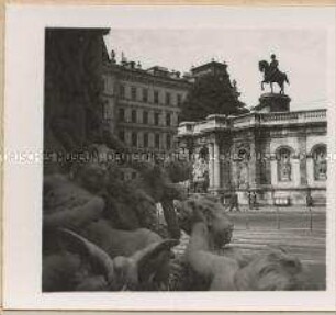 Wien, Albrechtsrampe mit Denkmal des Erzherzogs Albrecht von Österreich-Teschen, erbaut von Kaspar von Zumbusch, im Gebäude links die Grafiksammlung der Albertina