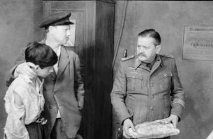 Szenenbilder aus dem Stück "Die Sonnenbrucks" von Leon Kruczkowski am Deutschen Theater Berlin : Szene mit Hans Stiebner als Hoppe (rechts)