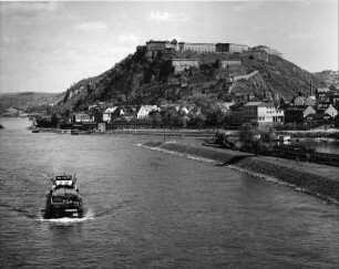 Koblenz-Ehrenbreitstein. Ortsteilansicht mit Hafenbecken am Rhein und mit Blick zur Festung Ehrenbreitstein