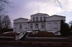 Am Bürgerpark 5: Logenhaus: Straßenfront: davor Freitreppe