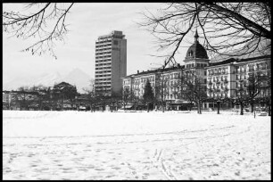 Interlaken: Höheweg mit Hotelpalast und Hochhaus