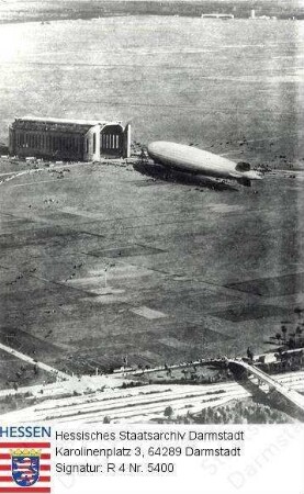 Frankfurt/Main, Rhein-Main-Flughafen / Luftschiffhalle (eröffnet 1936) mit einem der beiden Übersee-Zeppeline