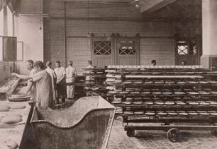 Dresden, Rosenstraße 99. Bäckerei der Dresdner Lebensmittelgesellschaft m.b.H., Streusel- und Quarkkuchen werden gebacken