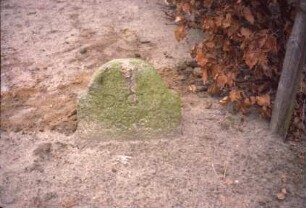 Wiemerskamp: Pfingsthorst, vor Einmündung in Kreisstraße 56: Grenzstein [Nr. 63] zwischen Adligem Gut Jersbeck und Adligem Gut Wulksfelde: Seite Wulksfelde