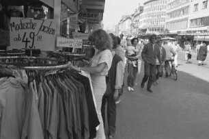 Einkaufs- und Geschäftsbetrieb in der Fußgängerzone Kaiserstraße