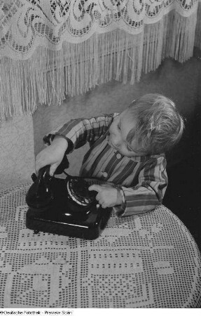 Junge mit einem Telefon