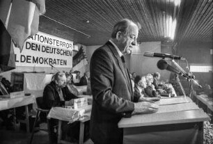 11.02.1989, Bundesparteitag der NPD in Rahden, b. Minden. Es spricht Martin Mußgnug, Bundesvorsitzender der NPD