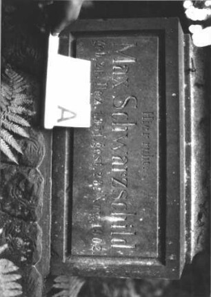 Grabstein 12 (Index: 100112674) Zustand: Inschrifttafel fehlt, Sockel beschriftet Maße HxBxT: 225x74x43 cm: Grabstein 12A