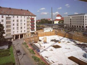 Dresden-Altstadt. Blick vom obersten Geschoß der Altmarkt-Galerie über Baustelle (Fundament) der Neuen Altmarkt-Galerie gegen Wohn- und Geschäftshaus, Wallstraße, Zentralhaltestelle Wilsdruffer Tor, Postplatz, Schauspielhaus und Bürogebäude "Wilsdruffer Kubus"