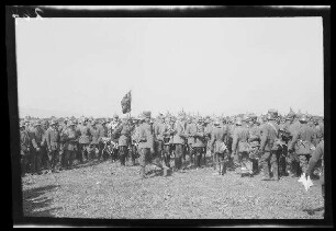 Bei Focșani (Rumänien): Offiziere mit Pickelhaube beim Aushändigen von Ehrenzeichen an Soldaten mit Stahlhelm (Seitansicht, Distanzaufnahme) ("Kaiserparade")