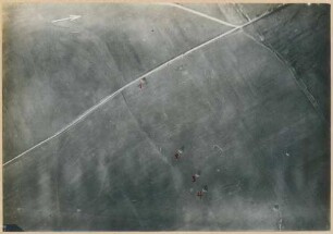 Foto eines getarnten Geschützstandes aus 2.200 m Höhe (Luftbild)