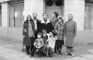 Berlin. Gruppenportrait vor einer Gaststätte, Treffpunkt