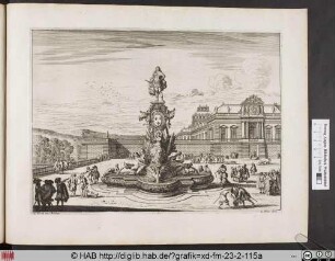 Une fontaine ornée des armes de France et surmontée d’une statue de Louis XIV.