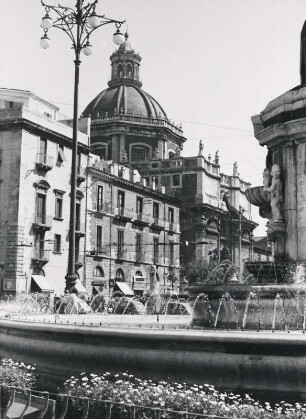 Catania. Sizilien. In der Bildmitte die spätbarocke Kirche der Abtei Sant'Agata. Rechts die Fassade der Kathedrale von Catania (erbaut 1070 - 1093 - neu errichtet ab 1709 im barocken Stil)