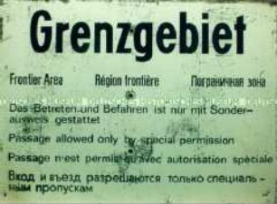 Schild mit Hinweis auf Grenzgebiet (viersprachig)
