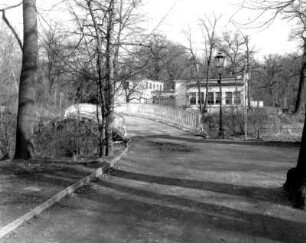 Dresden-Altstadt. Großer Garten (1683, J. F. Karcher; 1873-1895, K. F. Bouché). Carolaseebrücke (um 1885) und Restaurant "Carolaschlößchen" (Eröffnung 1895)