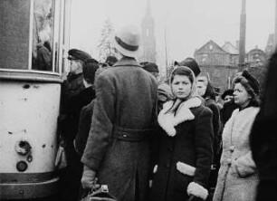 Szene aus dem amerikanischen Dokumentarfilm "Dresden 1946": Fahrgäste an der Straßenbahn