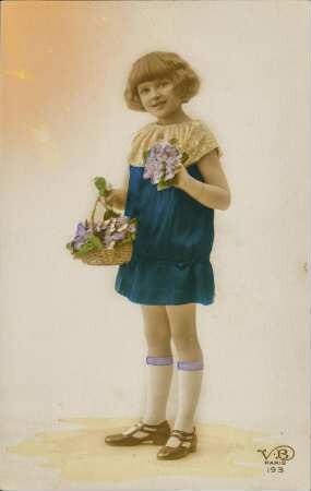 [Mädchen mit Blumenkorb]