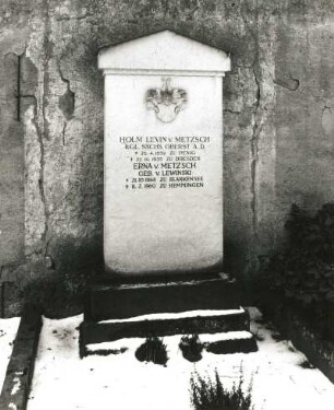 Grabmal für Holm Levin von Metzsch und Frau Erna : Grabmal für Holm Levin von Metzsch und Frau Erna. Stein (ab 1935). Dresden-Neustadt, Nordfriedhof (Garnisonsfriedhof)