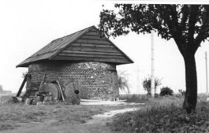 Zwochau-Grebehna. Windmühle, Sockel und Mühlsteine