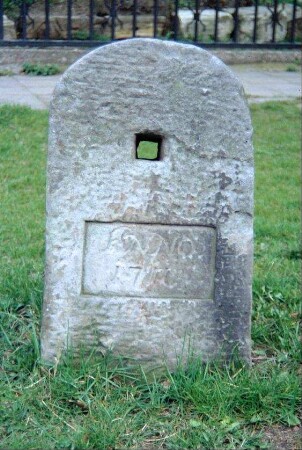 Grenzstein mit Jahreszahl und Loch (Zweitverwendung?)