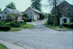 Kreuzungspunkt mehrerer Straßen und Wege; Buswartehalle, Telefonzelle