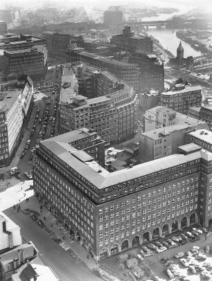 Hamburg. Altstadt. Blick auf das 1938 errichtete Pressehaus (heute Helmut-Schmidt-Haus) vom Turm der Hauptkirche St. Petri.
