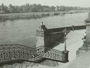 Schloss Pillnitz, Freitreppe am Wasserpalais und Wassertreppe zur Elbe