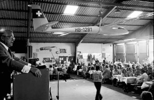 Freiburg: Hangar mit Gästen; Gesamtansicht