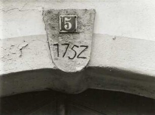 Belgern (Kreis Torgau), Elbstraße 5. Wohnhaus (Ackerbürgerhaus), 1752. Detail: Schlussstein des Portales mit Jahreszahl