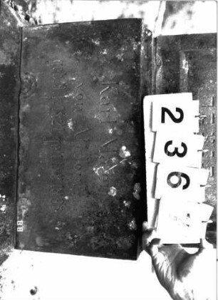 Grabstein 2367 (Index: 100097567) Maße HxBxT: 155x53x22 cm Symbolik: Trauerkranz: Grabstein 2367 (Detailaufnahme 2)