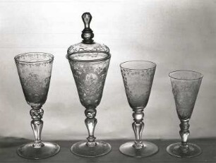 Links: Gesundheitsglas mit Darstellung des heiligen Georg und Inschrift; Mitte links: Gesundheitsglas mit Dresdner Hütte "Die Bergdevise"; Mitte rechts: Mit Inschrift "Weinlese Fest in der Hoff-Lößnitz 1727"; Rechts: Mit Devisen und Inschrift