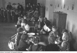 Internationales Rotes Kreuz. Kinderspeisung durchgeführt von Ordensschwestern, 1949