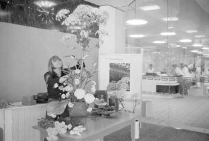 Ausstellung "Zauberhafte Blumenwelt" in der Hauptgeschäftsstelle der Stadtsparkasse Karlsruhe am Europaplatz