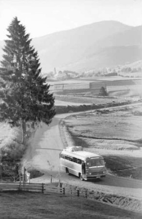 Bernau: Landstraße mit Postbus in Landschaft