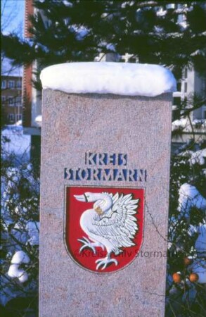Mommsenstraße 11: Stormarnhaus: Wappenstein an der Einfahrt zum Innenhof im Winter