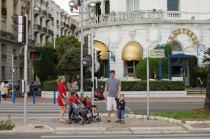 Nizza - Passanten vor dem Luxushotel : Passanten vor dem Luxus-Hotel Negresco an der Promenade des Anglais in Nizza. 2006