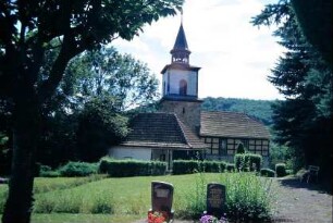 Kirche von Nord, Teil des Friedhofs und Leichenhalle