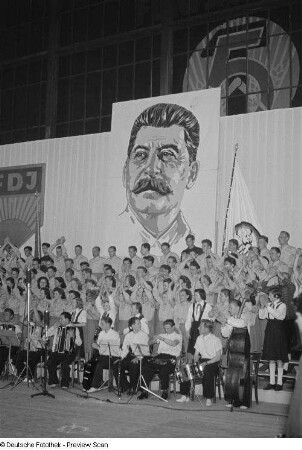 Blick auf die Bühne mit Chor und Instrumentalisten