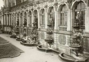 Zwinger. Langgalerie. Hofseite, Teilansicht mit Wandbrunnen von Nordwesten