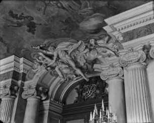 Innendekoration der Schlütertreppe, Raum 344 — Statue Relief