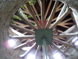Stadtbefestigung - Ansicht im Südsüdwesten - Rundturm (teilrekonstruiert) - Innenraum mit hölzerner Dachkonstruktion in Übersicht_02