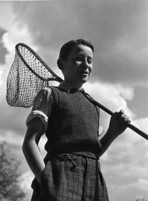 Kinderbilder. Junge mit einem Fischkescher
