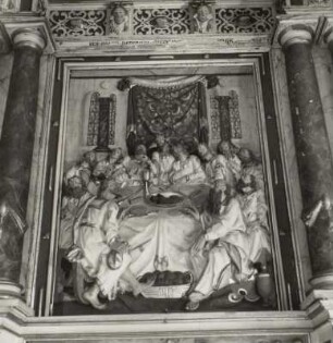 Altarretabel mit Reliefs der Taufe Christi (Predella), des Abendmahles (Hauptfeld) und in den Seiten der Figuren von Moses und Johannes dem Täufer