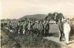 Beerdigungszug von Kriegsgefangenen im Lager Bando