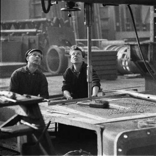 Rostock. VEB Dieselmotorenwerk Rostock. Arbeiter an einer Ständerbohrmaschine